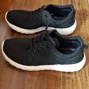 Basic SZ 6 Black Woven Sneakers with White Trim